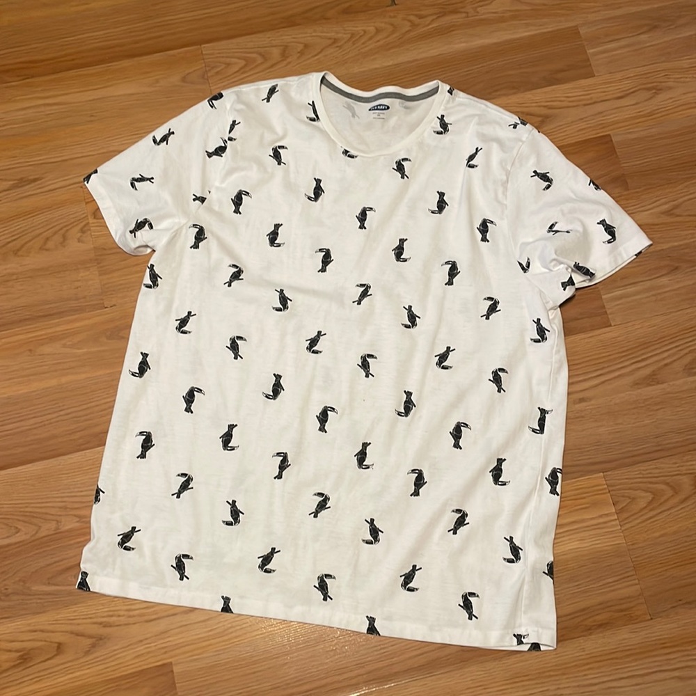 Black and white T-shirt has a Tuccan, all over pattern XXL tall by Old Navy